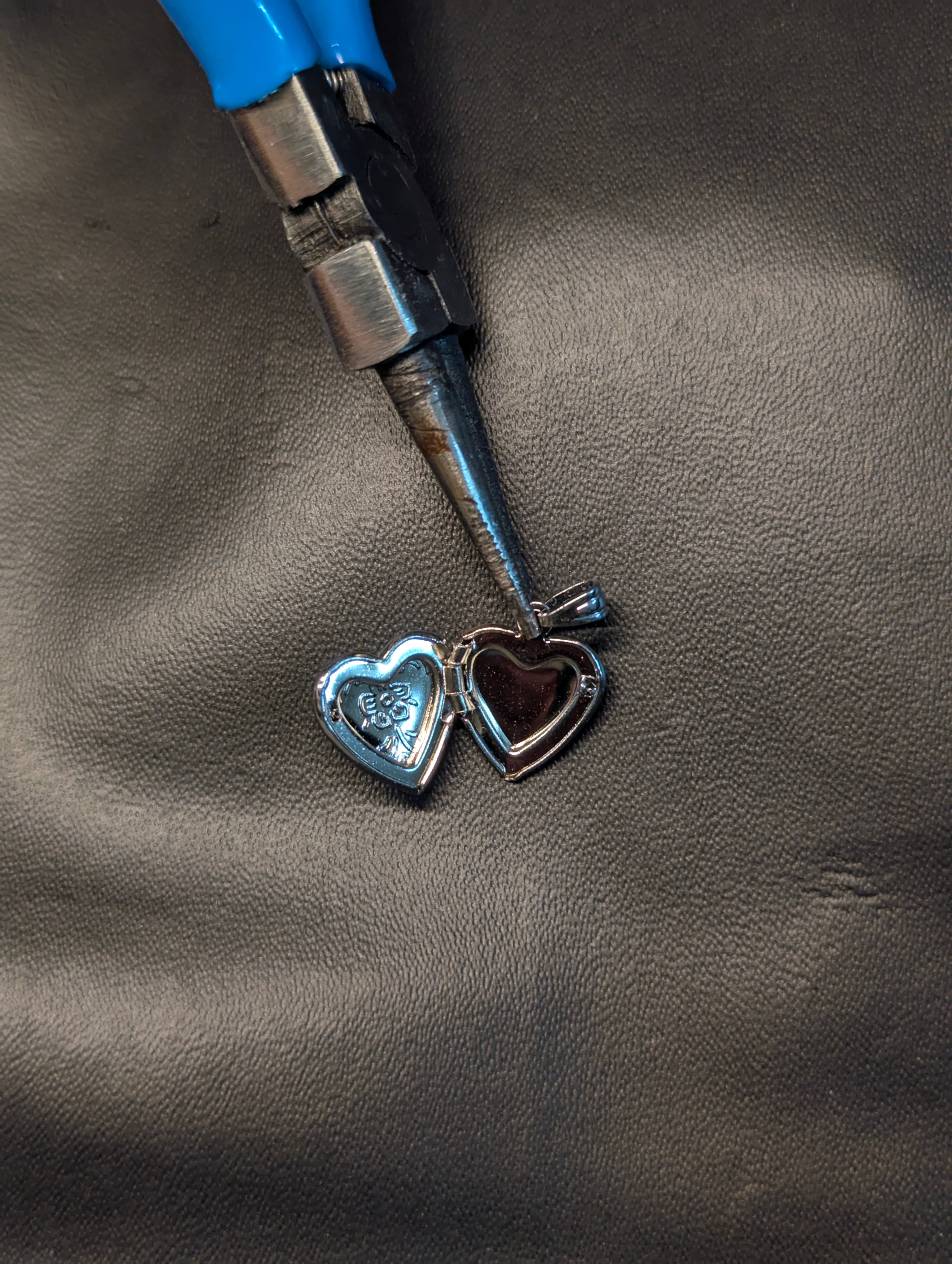 Silver plated vintage floral heart locket.