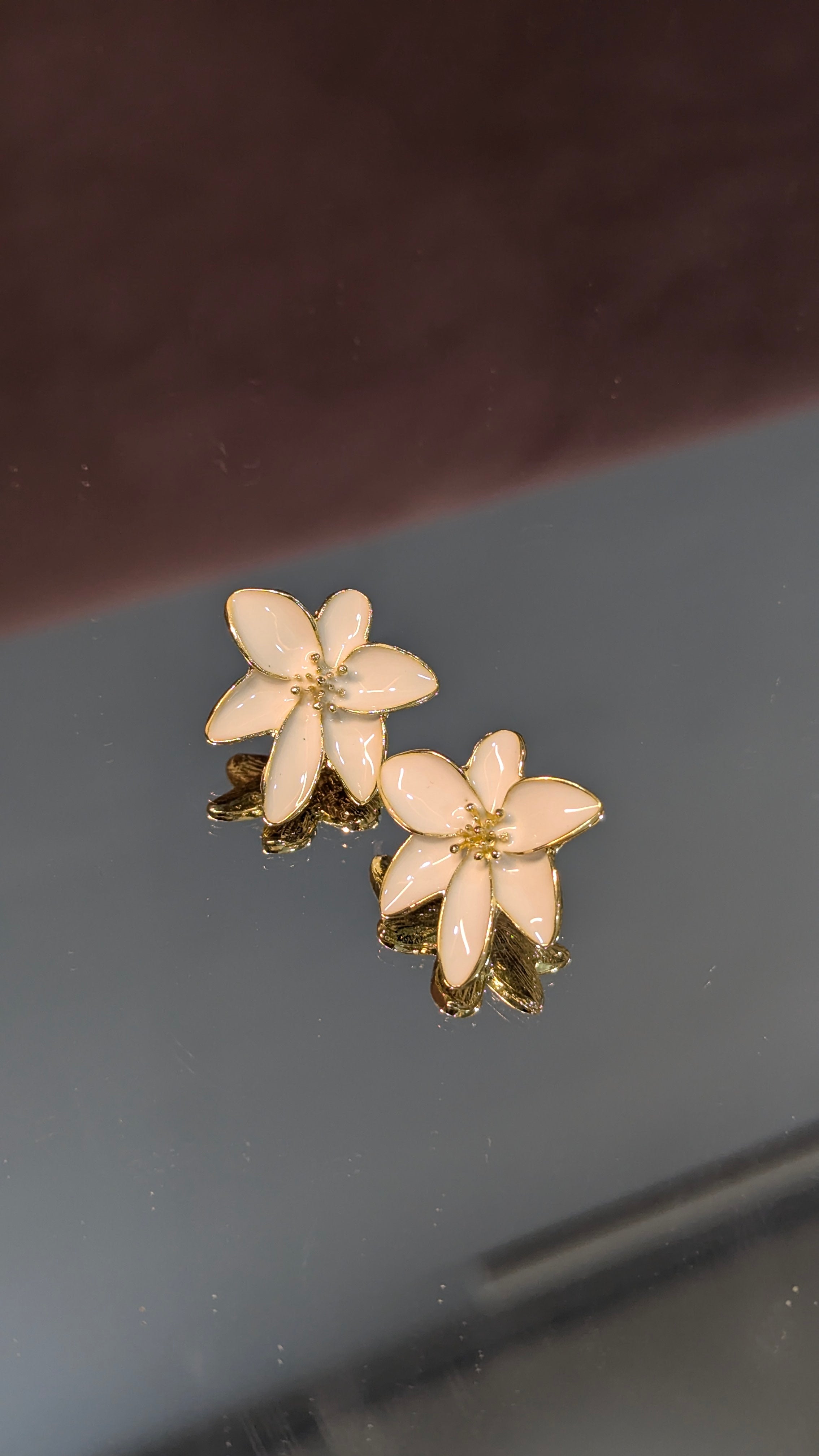 Enamel white petal stud Earrings