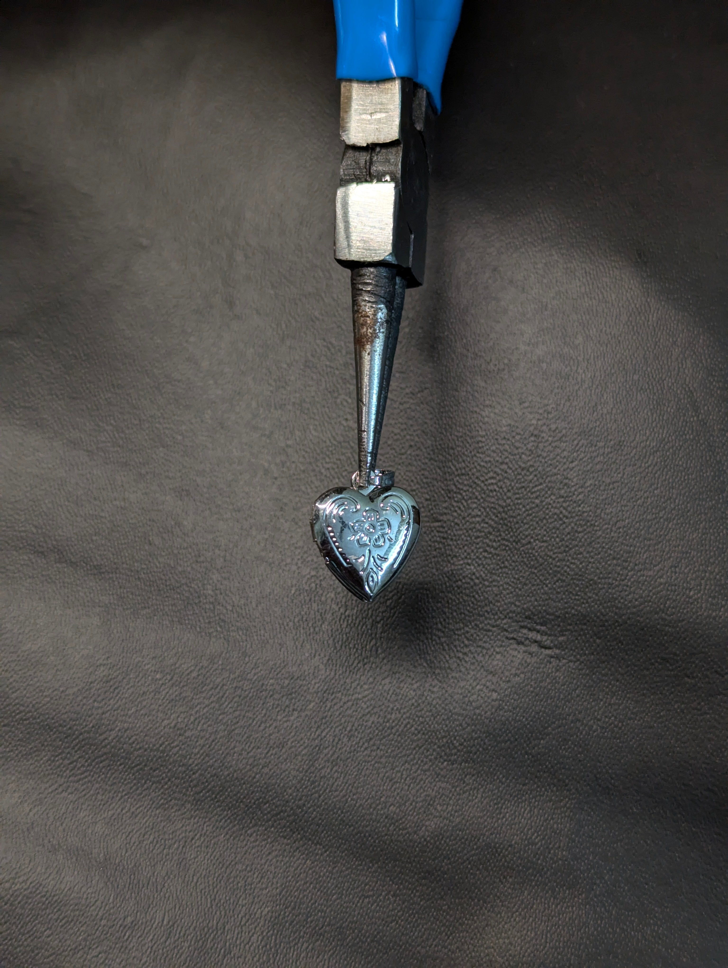 Silver plated vintage floral heart locket.